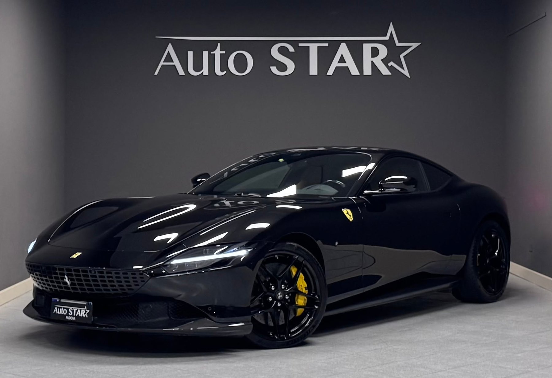 Ferrari Roma nera esposta nello showroom Auto Star a Padova